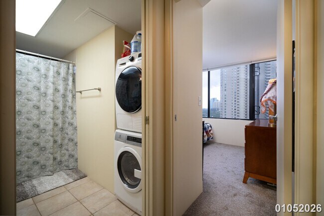 Building Photo - FURNISHED 2BR 1BA with 2 PARKING and CENTRAL AC in West Waikiki! ALL UTILITIES INCLUDED!