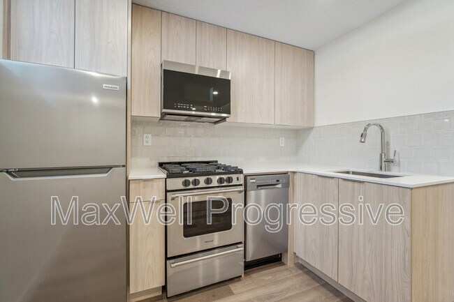 Photo du bâtiment - 9017-9093 93 St NW