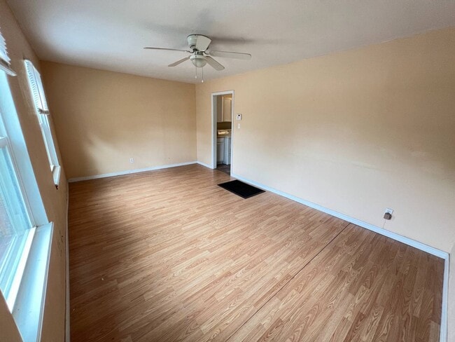 Building Photo - 900 E Rose Dr