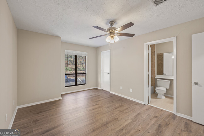 Foto del edificio - 408 Warm Springs Cir