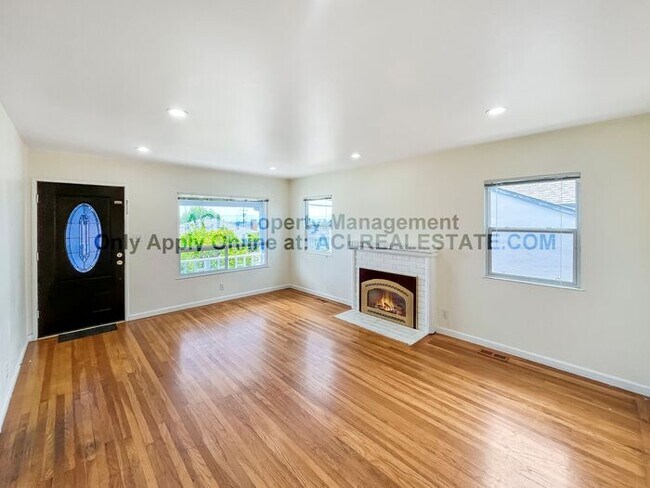 Foto del edificio - Charming 3-Bedroom Home with Lush Backyard...