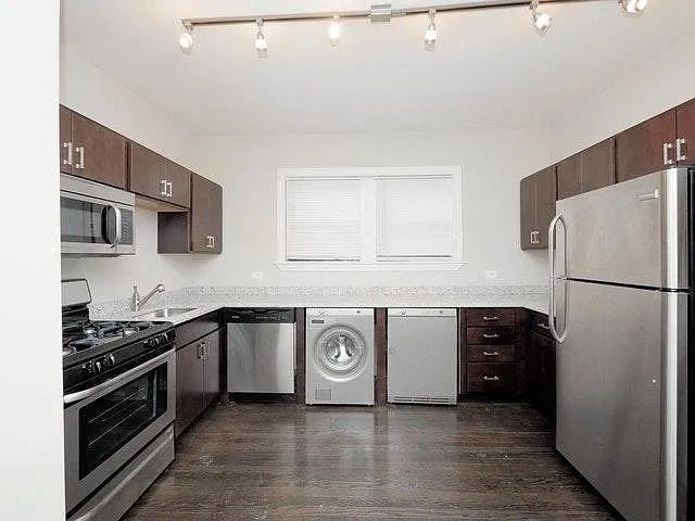 Building Photo - 1540 W Waveland Ave