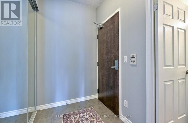 Building Photo - 19 Grand Trunk Crescent