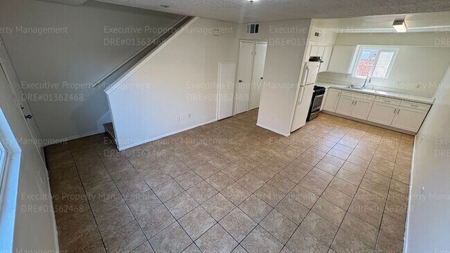 Foto del edificio - 2 bedroom 1.5 bathroom townhouse located in East Bakersfield Move In Special on Approved Credit