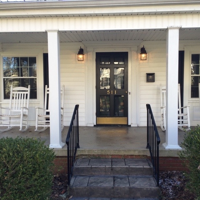 Building Photo - Beautifully Renovated tradtional 3 bedroom...