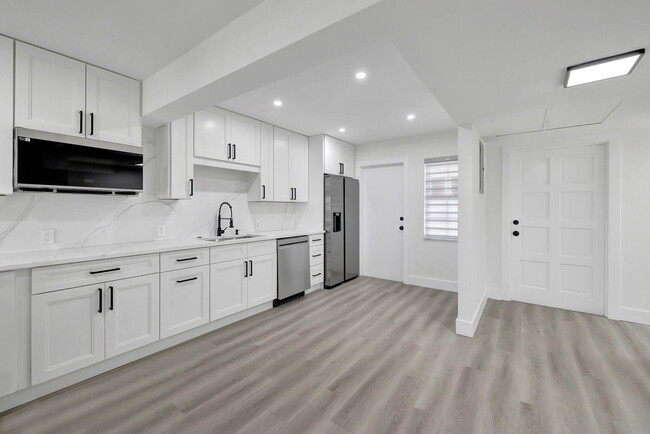 Building Photo - 3050 N Palm Aire Dr