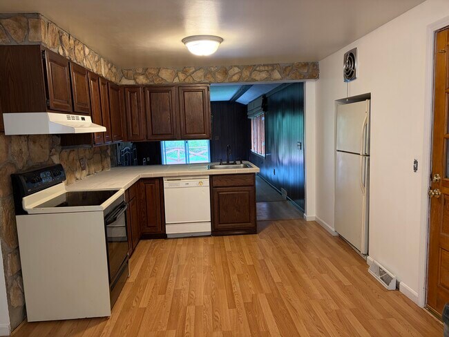 Foto del edificio - 2486 N French Rd
