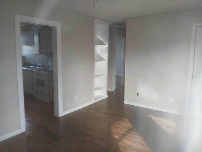 Building Photo - 106 S Davis St