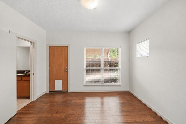 Building Photo - 4036 Center St