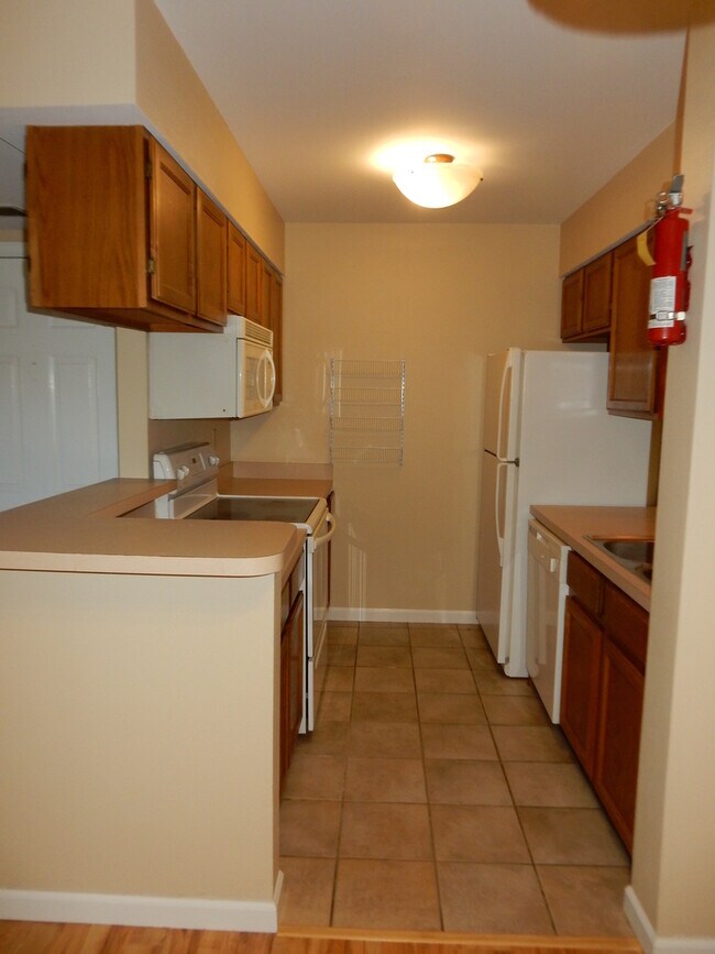 Building Photo - Charming 2 bed/ 2 bath condominium located in Gunbarrel's Hunter Creek. Next to beautiful park!