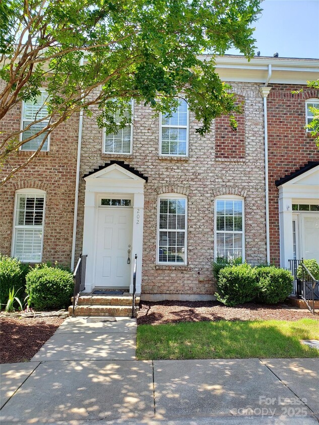 Foto principal - 202 Welton Way