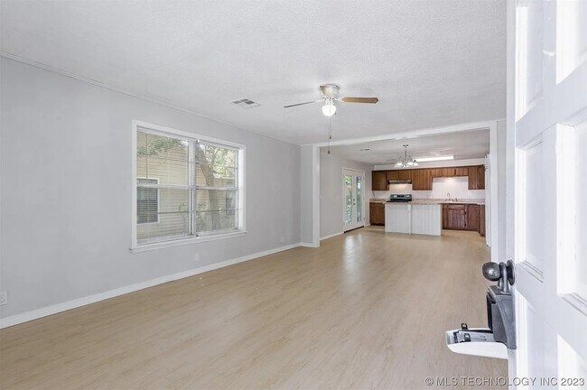 Building Photo - 120 E Elm St
