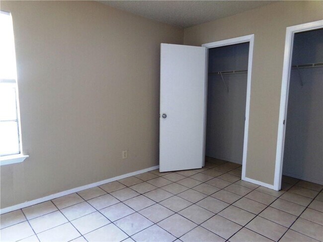 Building Photo - 516 Lenora Dr