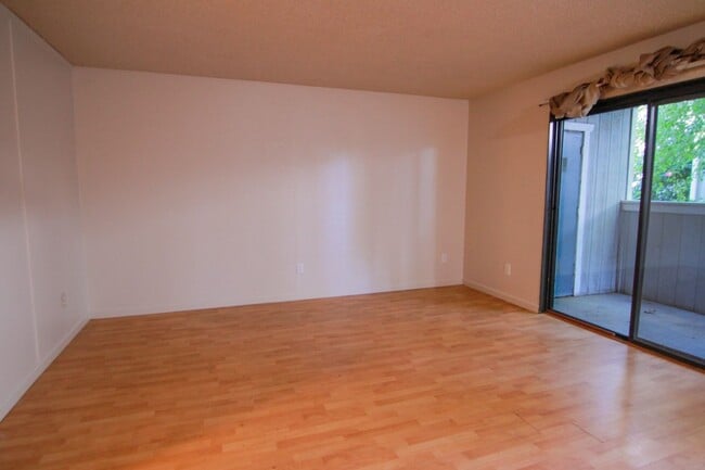 Building Photo - Great Price! Even Better Location!