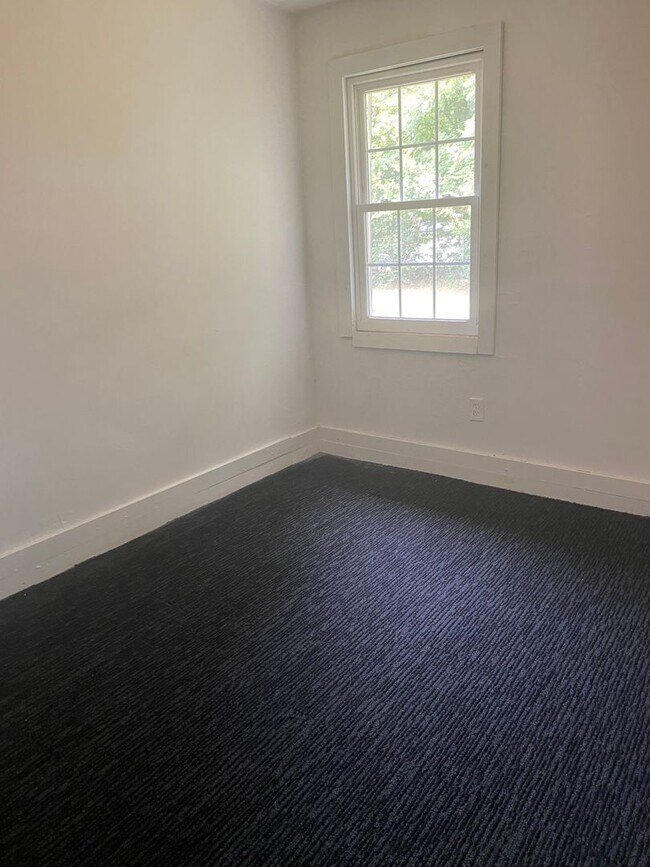 Building Photo - Coming Soon! 2 Bedroom 1 Bath Home!