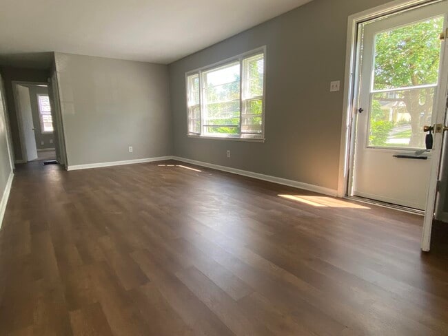 Building Photo - 327 E Lowry Ln