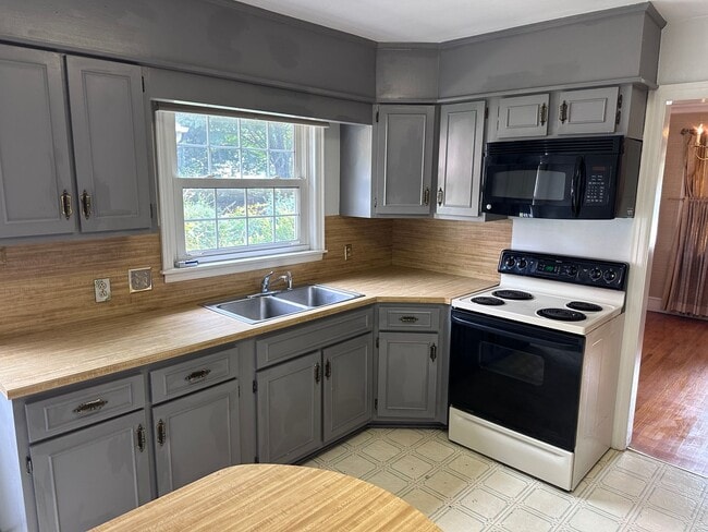 Building Photo - Charming Four Bedroom Brick  Home in Wesle...