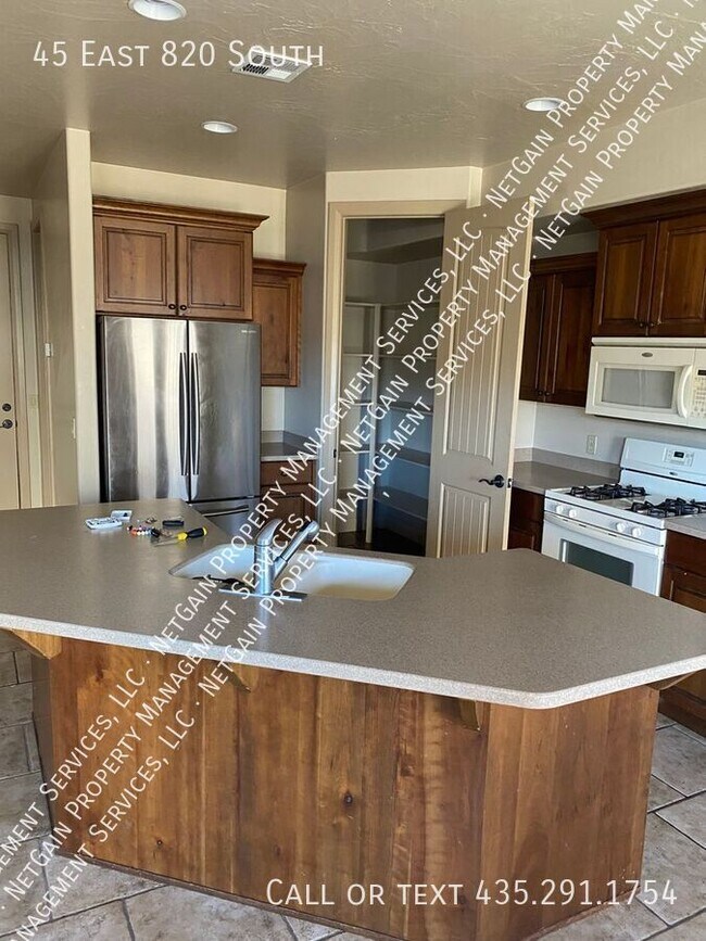 Building Photo - 45 E 820 S