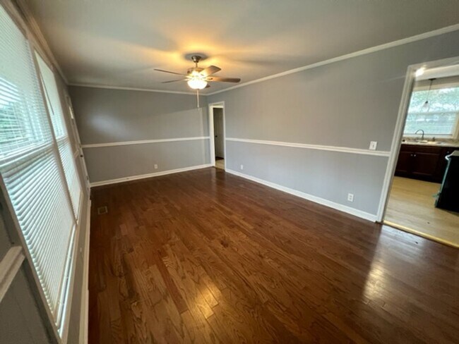 Building Photo - Freshly Renovated 3 Bed, 1.5 Bath in Murfr...