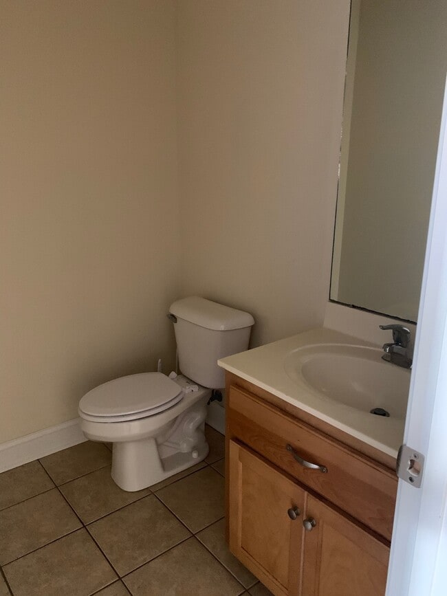 Building Photo - 3 Bedroom Townhome with Open Living Space