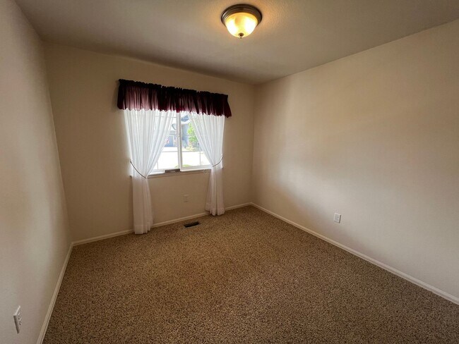 Building Photo - Charming 3 Bed, 2 Bath Home in Maple Hill