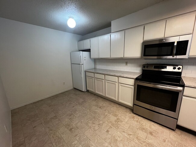 Foto del edificio - Beautiful 2BR 2 full bath condo in secured...