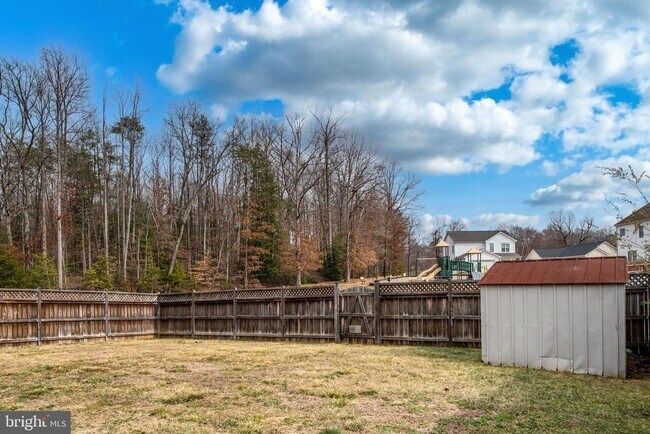 Building Photo - MINUTES TO QUANTICO - 6 BEDROOM HOME!