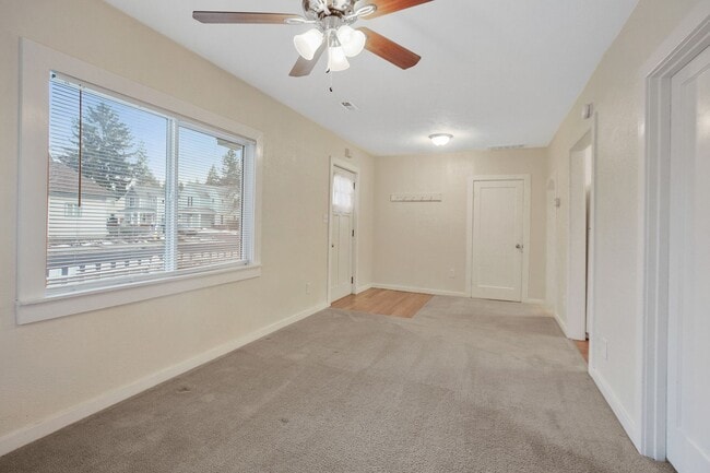Building Photo - Great townhome near downtown Spokane