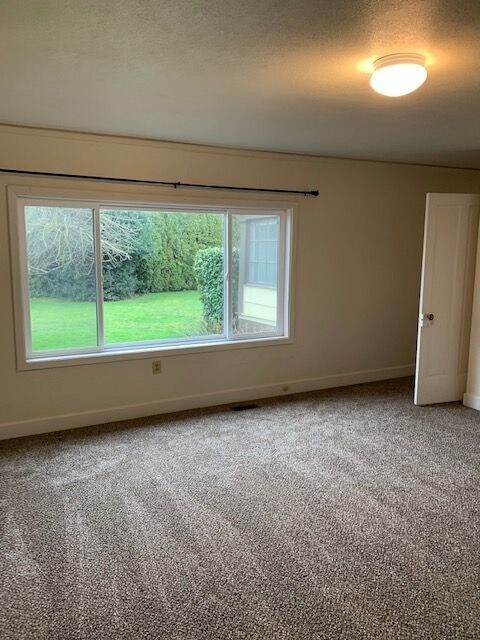 Foto del edificio - 3 Bedroom ~ 1.5 Bathroom House on 2nd Street