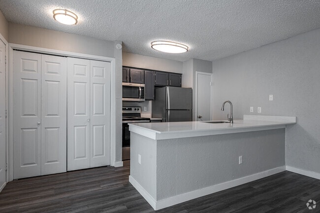 1HAB, 1BA - 700 ft² - Rochelle Plaza