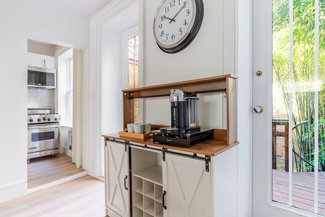 Building Photo - 209 1st Ave