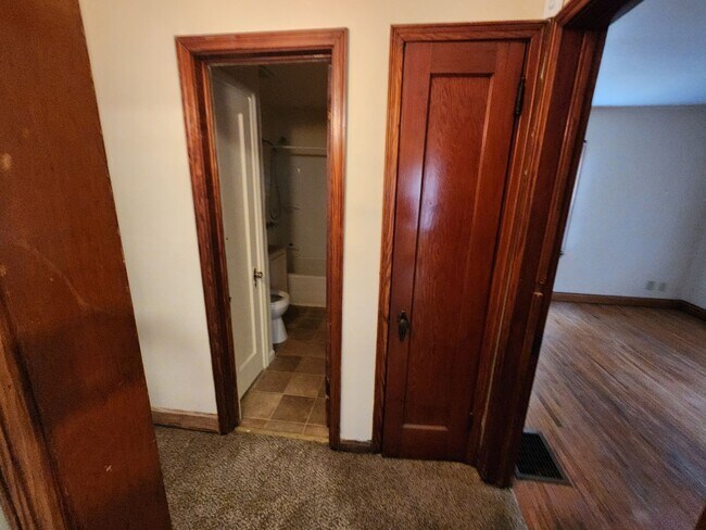 Foto del edificio - 2 bedroom, 1 bathroom, basement, garage, a...