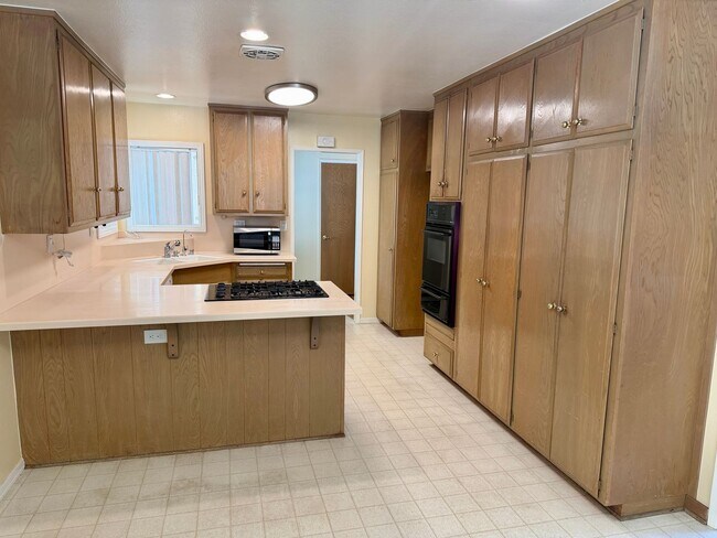 Foto del edificio - Single Story 4 Bedroom Ranch Style Home in Anaheim!