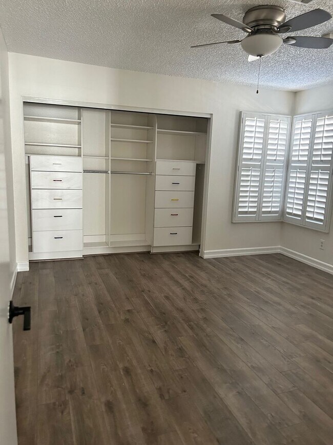 Foto del edificio - CHARMING 1 STORY - 2 BEDROOM HOME CLOSE TO...