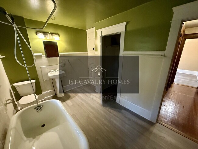 Building Photo - 705 Hazel St