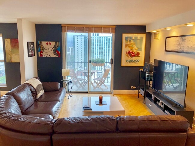 Building Photo - 1212 N La Salle Dr