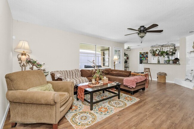 Foto del edificio - 4735 Lost Oak Dr