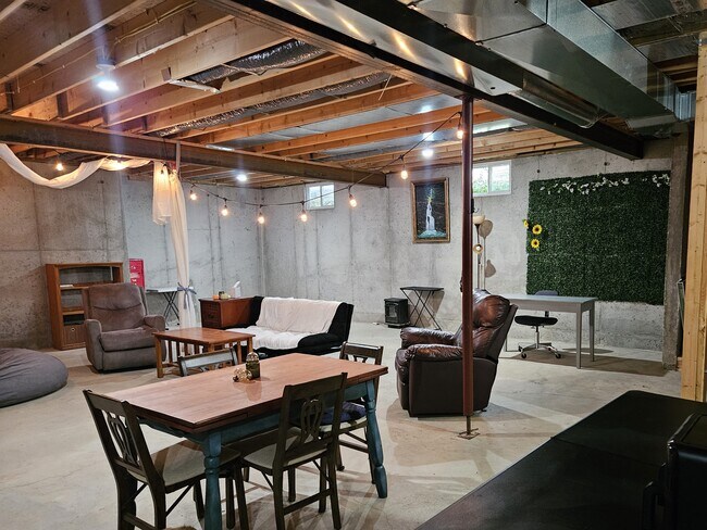 sala de estar y escritorio y mesa - 1111 Montserrat Park Rd