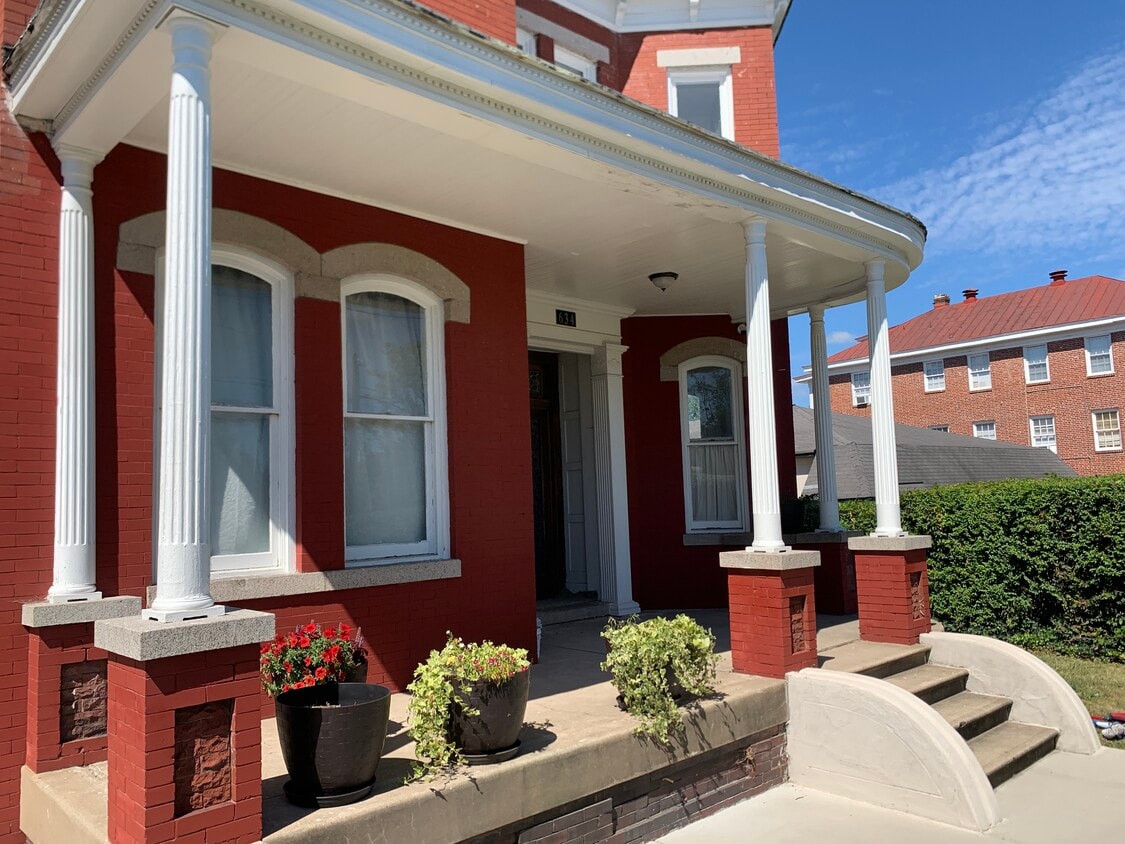 Building Photo - 634 S Sycamore St