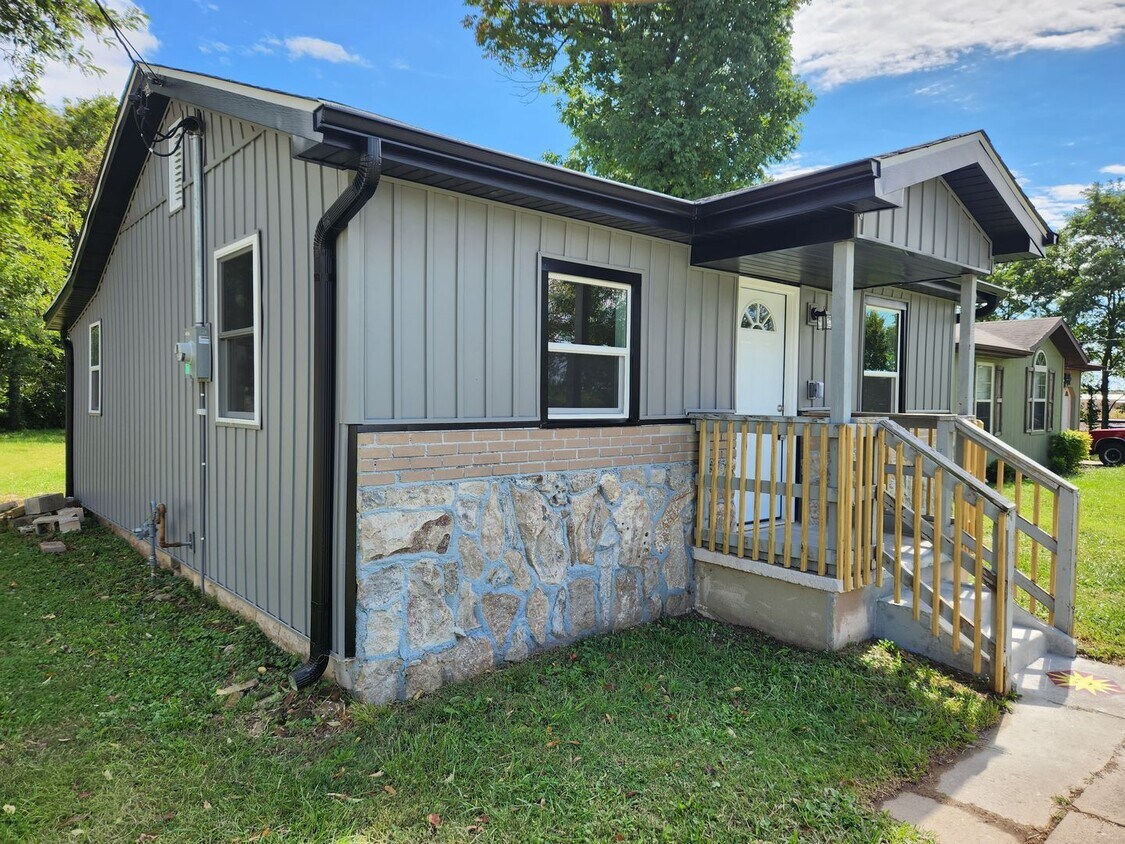 Primary Photo - Spacious 2-Bedroom, 1-Bathroom Home AVAILA...