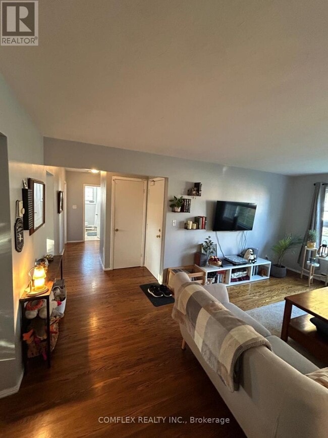 Photo du bâtiment - 334 Surrey Dr