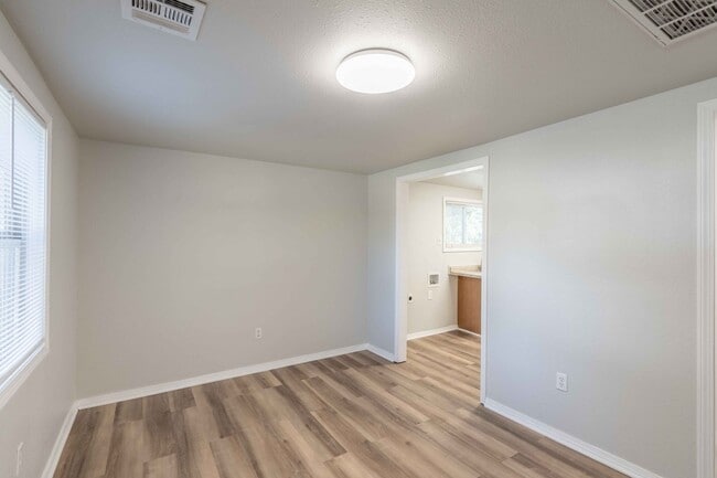 Building Photo - 1 Bed | 1 Bath | $875 | Available in August