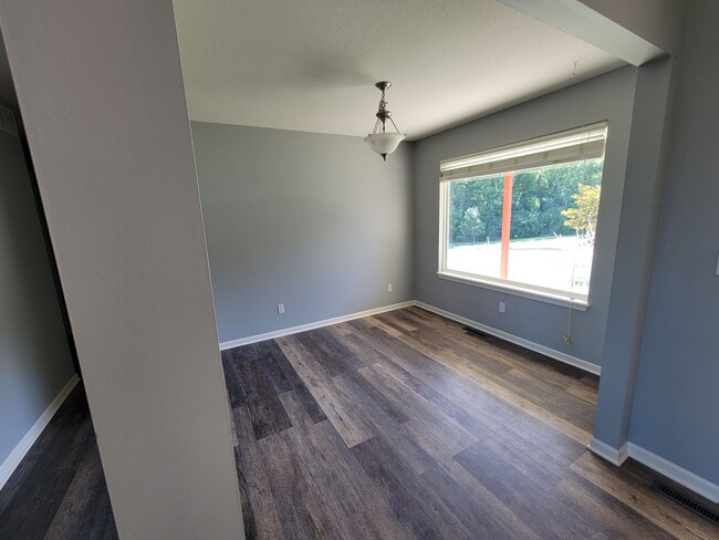 Building Photo - 5 bed/ 3 bath Single family home.