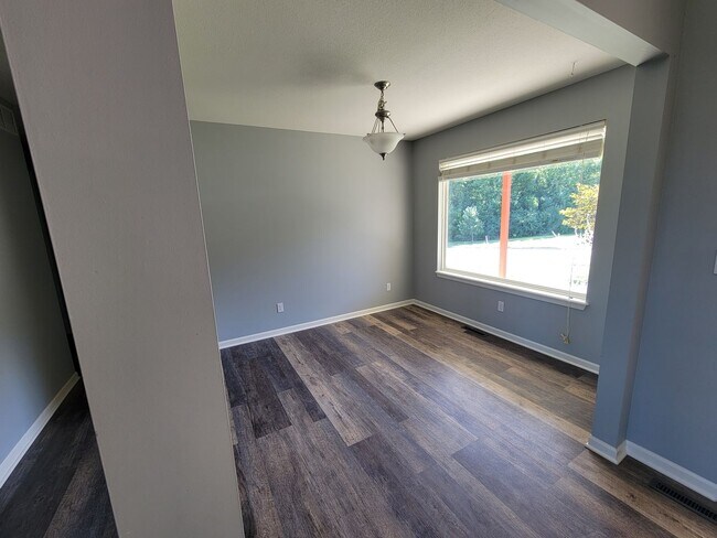 Foto del edificio - 5 bed/ 3 bath Single family home.