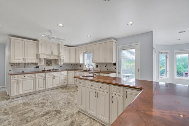 Building Photo - 8472 Kimberly Ct