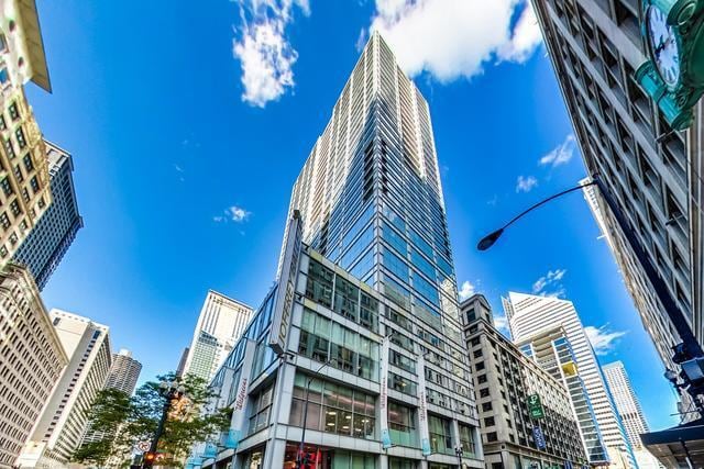 Building Photo - 8 E Randolph St