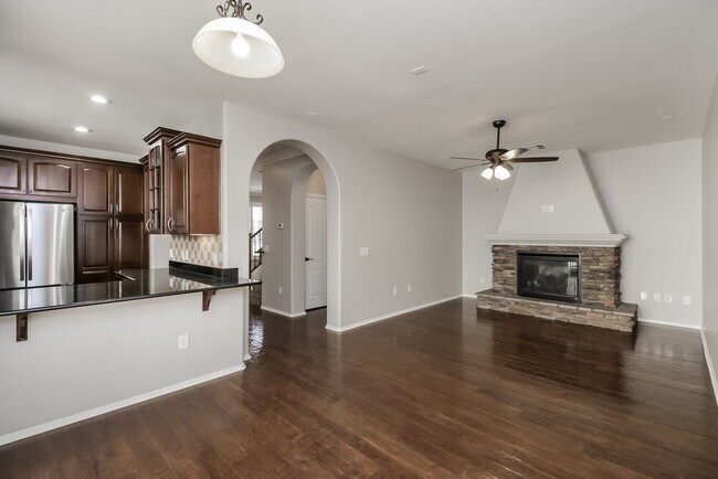 Building Photo - 831 S Henry Ln