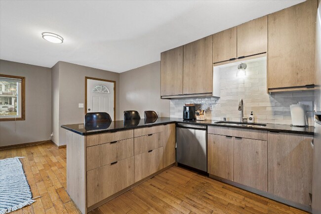 Foto del edificio - 3059 N Downer Ave