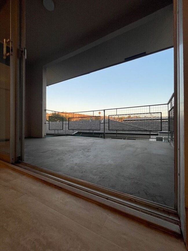 Building Photo - HOLIDAY SPECIAL-1 Month Free !SPACIOUS 2BR/1BA Unit with private Balcony.