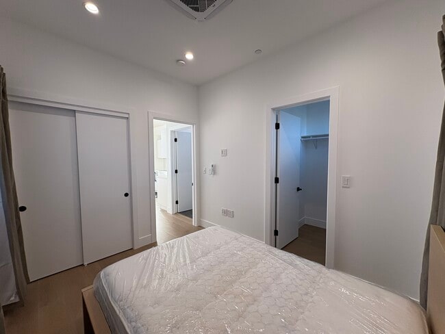 Building Photo - 670 Jeffrey Ave